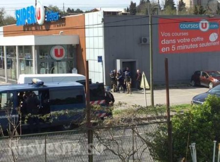 СРОЧНО: Во Франции неизвестный захватил заложников в супермаркете (ФОТО, ВИДЕО)