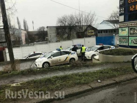 Полицейский автомобиль упал с моста в Одессе (ФОТО)