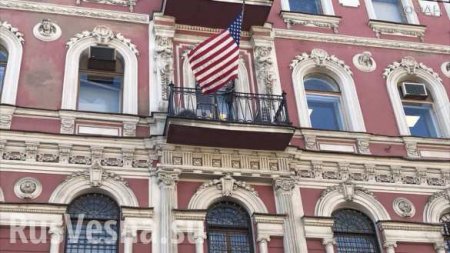 С американского генконсульства в Петербурге сняли флаг США 