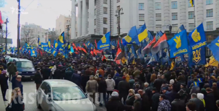 «Уничтожим олигархическую систему!» — неонацисты вышли на марш в центре Киева (ФОТО, ВИДЕО)