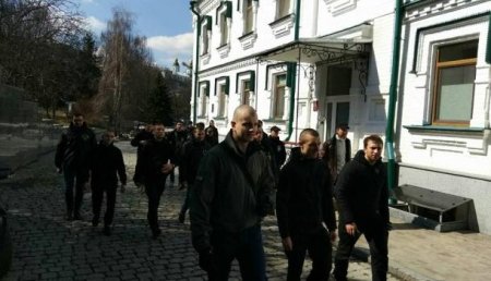 Украинские нацисты пришли в Лавру в поисках «сепаратистов с Донбасса»