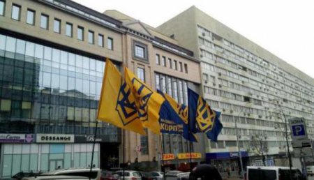 Киевские националисты сняли блокаду с телеканала в центре Киева