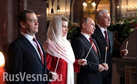 Путин и Медведев приехали на пасхальное богослужение в храм Христа Спасителя