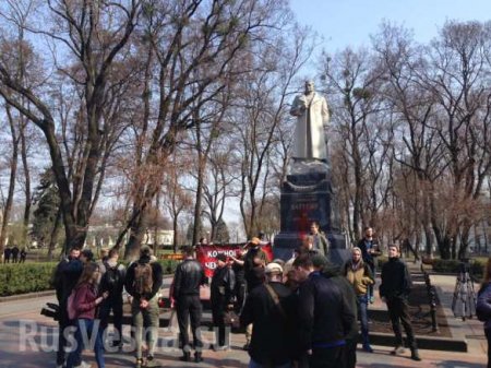 Неонацисты в Киеве напали на ветеранов у памятника Ватутину (ФОТО, ВИДЕО)