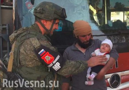 Удивительные кадры: Российские военные играют с детьми боевиков в Восточном Каламуне (ВИДЕО)