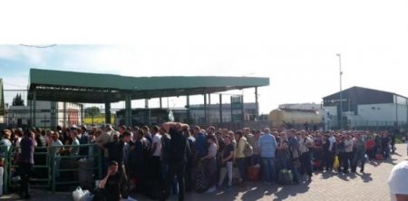Украинские гастарбайтеры с драками прорываются через польскую границу домой на праздники
