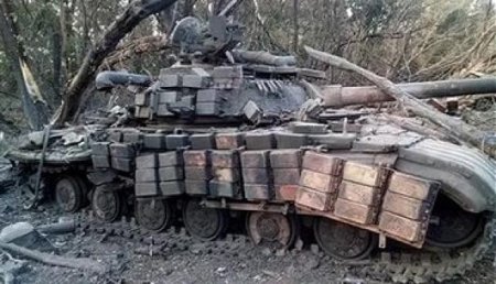 Киев: «Мерседес» врезался в железнодорожную платформу с танком