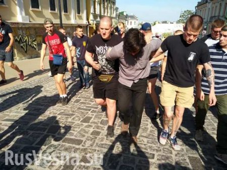 В Киеве неонацисты схватили бразильца Лусварги, воевавшего за ДНР (ФОТО, ВИДЕО)