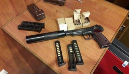 СБУ заявила, что нашла у главы Компартии пистолет с глушителем и мешок «сепаратистских» наклеек