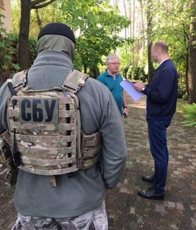 СБУ заявила, что нашла у главы Компартии пистолет с глушителем и мешок «сепаратистских» наклеек