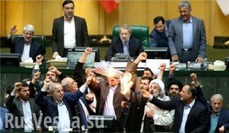 В парламенте Ирана сожгли флаг США и оценили умственные способности Трампа (ВИДЕО)