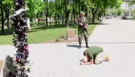 Военнопленный солдат ВСУ встал на колени перед памятником погибшим детям в Донецке
