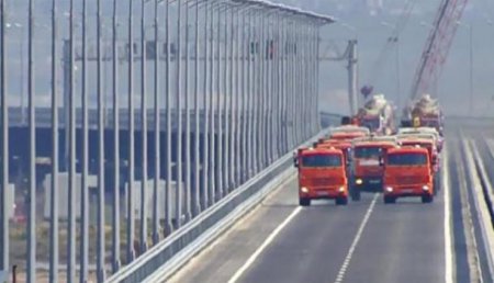 Сотни автомобилистов и байкеров открыли движение на Крымском мосту из Керчи