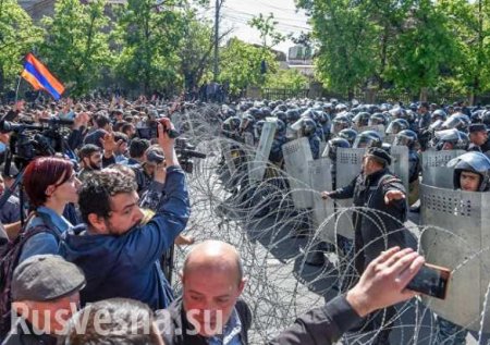 В Ереване протестующие ворвались в здание мэрии (ФОТО, ПРЯМАЯ ТРАНСЛЯЦИЯ)