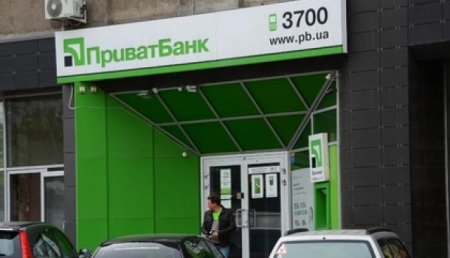 О кредитных ставках: клиентка украинского банка разделась и ушла купаться в фонтан 18+