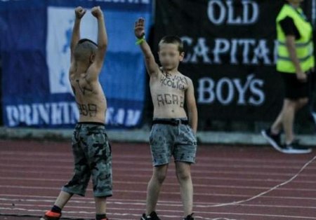 В Болгарии на футбольный матч вывели детей со свастикой
