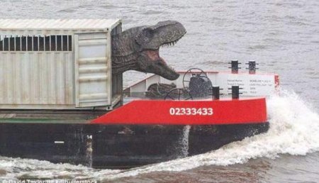 Англичан не удивил плывущий по Темзе тираннозавр (ФОТО, ВИДЕО)
