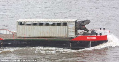 Англичан не удивил плывущий по Темзе тираннозавр (ФОТО, ВИДЕО)