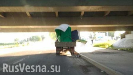 В Петербурге «газель» с биотуалетом врезалась в «мост глупости» (ФОТО)