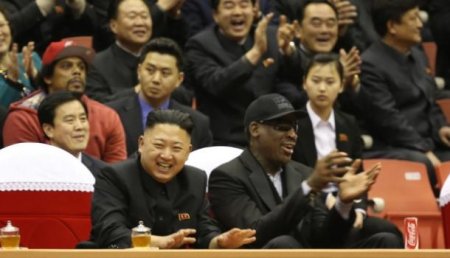 Белый дом решает — что подарить Ким Чен Ыну, если мяч у него уже есть?