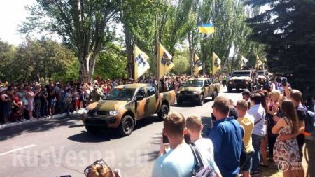 ВСУ совместно с неонацистами провели военный парад в оккупированном Мариуполе (ФОТО, ВИДЕО)