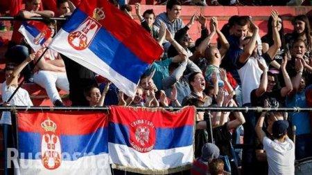 Впечатляющие кадры: Сербские фанаты у стен Кремля поют «Крым — это Россия» (ВИДЕО)