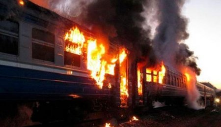 В Ивано-Франковской области на ходу загорелся поезд — пассажиры прыгали из окон