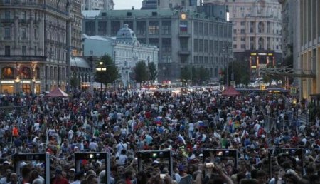 Толпы болельщиков остановили движение в центре Москвы