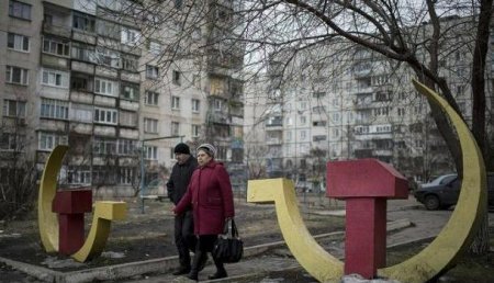 Ломать — и то не могут: на замену «коммунистических» табличек на домах Киева четвертый год нет денег