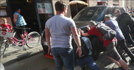 Как привык: припарковавшийся украинец парализовал трамвайное движение в центре Праги