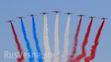 Знаки: Французская пилотажная группа неправильно изобразила цвета национального флага во время парада (ФОТО, ВИДЕО)