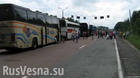 На белорусско-украинской границе застряли десятки автобусов