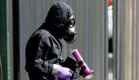Побрызгали себе на запястья, запах аммиака не испугал: британские СМИ об отравлении в Эймсбери