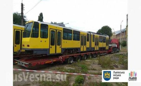 Перемога: во Львов приехали подержанные трамваи из Германии (ФОТО)