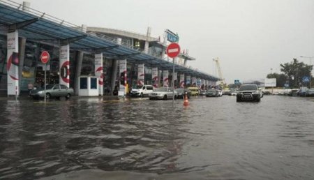 В Киеве ливнем затопило аэропорт Жуляны