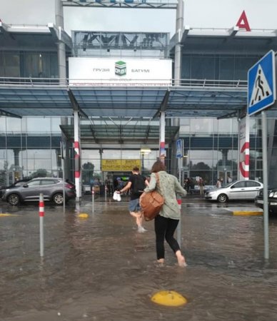 В Киеве ливнем затопило аэропорт Жуляны