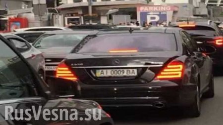 Это Украина: Глава «Укравтодора» на Mercedes проехал по ногам протестующих (ВИДЕО)