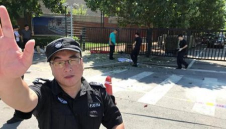 Прогремел взрыв: у посольства США в Пекине женщина попыталась покончить с собой