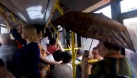 Кабриолет: в киевских троллейбусах во время дождя надо ехать под зонтиком