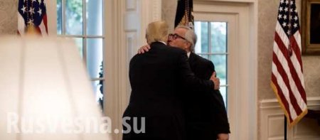 Юнкер рассказал, кто кого поцеловал на встрече с Трампом в Овальном кабинете