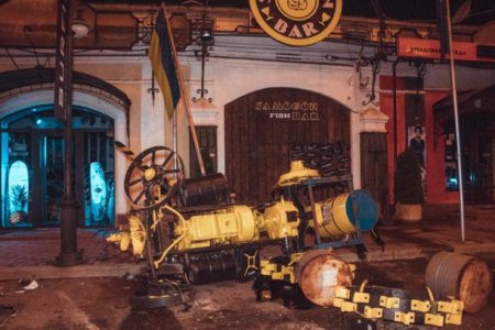 Пьяные граждане Эквадора на грузинской машине протаранили бар «Самогон»
