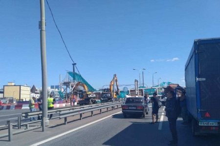 На трассе под Москвой самосвал снес пешеходный мост (ФОТО, ВИДЕО)