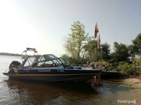 «Диверсанты Кремля»: у Кременчуга в камышах заметили лодку с флагами СССР и ФСБ