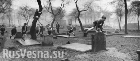 Под Одессой детскую площадку построили на кладбище (ФОТО)