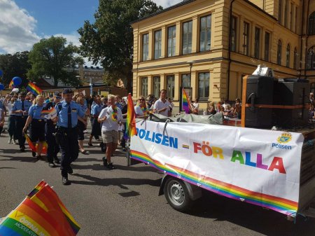 Конец Европы: на гей-парад в Швеции власти обязали выйти военных, полицейских и сотрудников МИД (ФОТО)