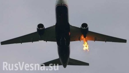 Уникальные кадры: Пассажиры сняли посадку Ту-204 с горящим двигателем (ВИДЕО)