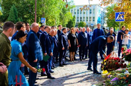 Делегации России, Абхазии и Южной Осетии возложили цветы к месту гибели Захарченко (ФОТО)
