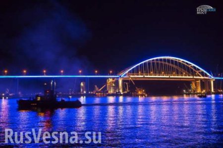 Плавучий кран сорвался с якоря и врезался в опору Крымского моста