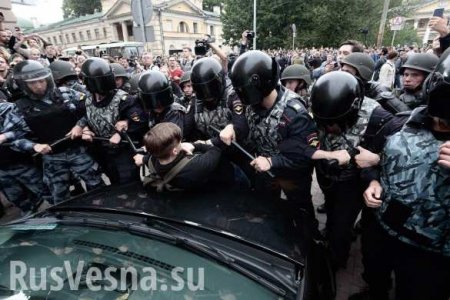 Участники несогласованной акции блокировали движение в Петербурге (ФОТО, ВИДЕО)