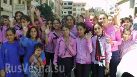 Сирийские девочки устроили грандиозный праздник в честь российских военных (ФОТО)